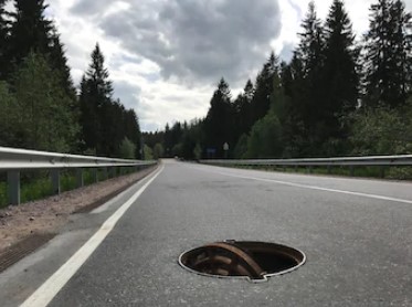 Avoid falling into the manhole